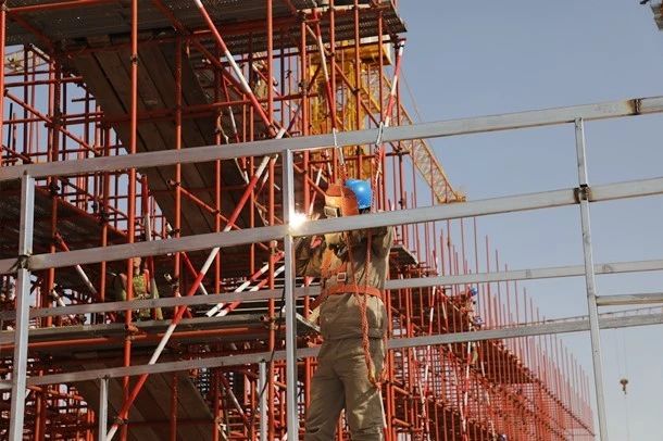 施工人員焊接鋼架 施工人員焊接鋼架