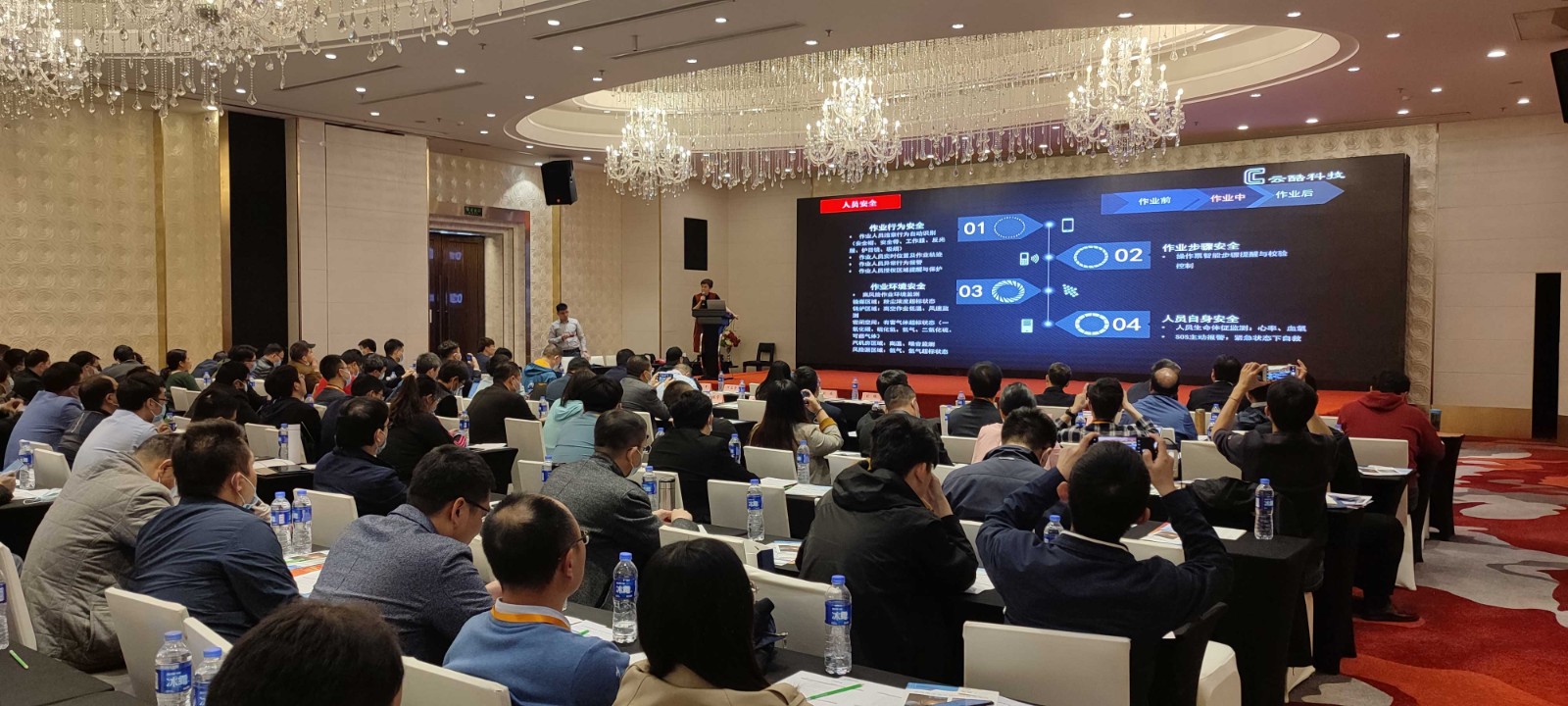 會(huì)后的深入交流.jpg 會(huì)后的深入交流.jpg